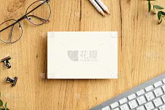 空白纸卡模型木质办公桌上的桌子上有女眼镜，办公用品，电脑键盘。俯视图，平放，复制空间。