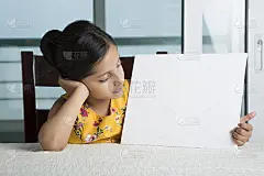 孩子，孩子拿着旗帜在他的手中-股票形象