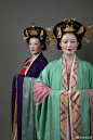 【装束复原】五代闽国宫人装束
天碧罗衣拂地垂，美人初着更相宜，宛风如舞透香肌。
进入五代时期，贵族女子装束在晚唐宽衣广袖的基础上进一步发展，披衫长裙与高髻的搭配塑造出更为高挑、纤长的轮廓，颇具仪式感。 
五代闽国刘华墓中所出土女俑造型极具代表性。她们头梳半扇形高髻，与耳后蝉翼发尾呼应，形成蝶状轮廓，发髻上留有插梳、簪钗的孔洞及残留彩绘叠胜流苏、宝钿等印痕，上着数层披衫、下束曳地长裙，身绕帔子，与同时期辽墓壁画、南唐女俑中的装束风格较为一致，由此可见这种搭配已成为当时各地贵妇盛装的标准范式。