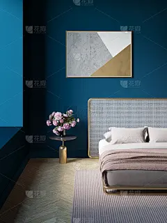 卧室内部是深蓝色的，地板是拼花地板，床的上方是横向的海报，装饰床头板，大理石桌子上放着粉红色的牡丹。