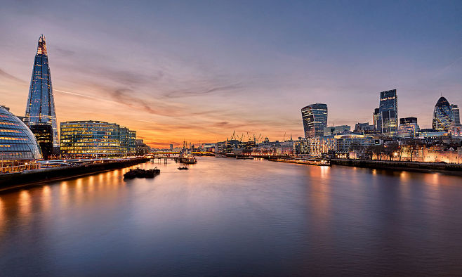 London at dusk by An...