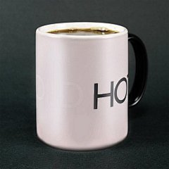 by  苏艺蔷




收纳点心的面庞大嘴马克杯





知冷暖的聪明马克杯Hot Cold Mug，表面采用热敏材质，在装冷水时，水杯温度低，马克杯表面就是一个黑脸，告诉你水是冷的。在装入滚烫的热水时，就变成了一幅白脸，鲜明地提醒你，谁很烫的！当然，水温的高低就可以通过观察杯子表面黑白比例就了一得出了。





知冷暖的聪明马克杯Hot Cold Mug，表面采用热敏材质，在装冷水时，水杯温度低，马克杯表面就是一个黑脸，告诉你水是冷的。在装入滚烫的热水时，......