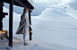 爱马仕（Hermès）2013秋冬广告将静谧的场景带到了清冷的雪山中，模特在雪中远眺，手里油灯为晚归旅人指引路途。