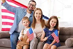 年轻快乐的美国家庭父母和两个小孩在家里过美国独立日