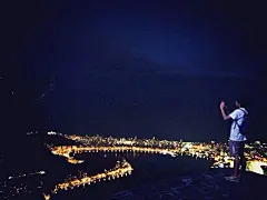 跳到小卖部屋顶眺望湖区夜景,无敌爱与和平