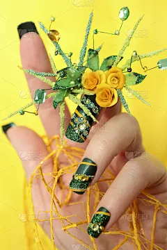 设计绿色的丙烯酸指甲与黄色的玫瑰。