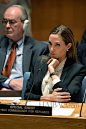 安吉丽娜·朱莉 (Angelina Jolie) 穿Saint Laurent蝴蝶结领白衬衫+黑色西装出席联合国安理会辩论会议