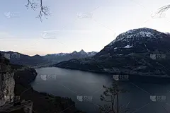 从一个叫Marienhöhe的悬崖顶上俯瞰卢塞恩湖的美景。这是你见过的最壮观的日出之一。瑞士阿尔卑斯