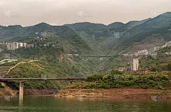 中国巴东新岭地区长江大桥的两座公路桥。