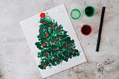 DIY制作贺卡手工工艺品在假期为孩子们。用手指画画，圣诞树快乐。一步一步。新年快乐圣诞树装饰