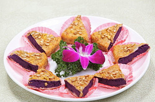紫薯饼
原料：紫薯300克、糯米粉50...