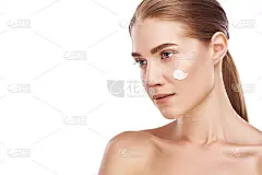 美女的右脸颊用面霜特写拍白。