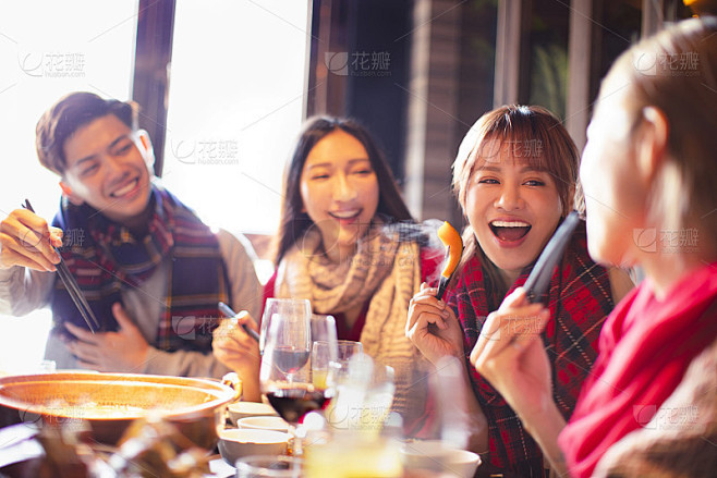 快乐的年轻朋友们冬天在餐馆吃火锅