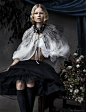 手机版-安娜・艾维斯-VOGUE英国版2013年12月-华丽风格的羽毛装饰-鼓舞人心的拍摄