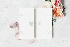 婚礼，生日文具模型场景。空白菜单卡片。装饰花的角落。绿色的叶子，粉红色的英国玫瑰，毛茛花和丝带。具体