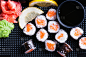 寿司,生姜,三文鱼,柠檬蛋糕,紫菜,酱油,绿芥末酱,海草,餐具,水平画幅