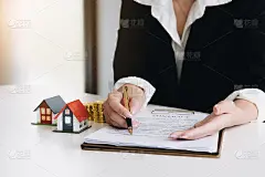 地产代理给客户笔和文件协议签订合同。