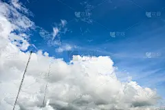 蓝天白云白色的背景。下午美丽的天空和云彩。