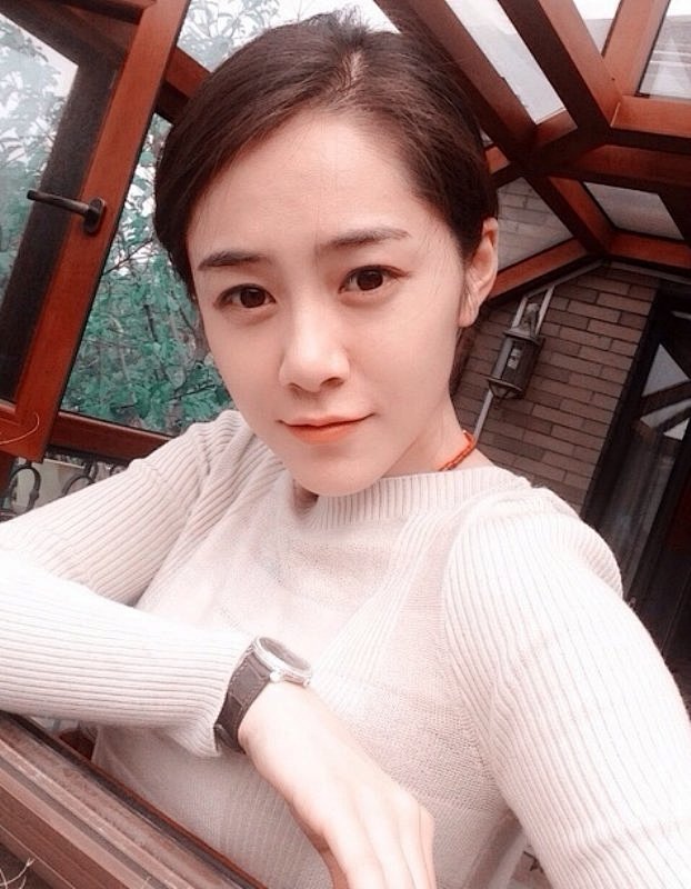 演员孟丽生活照