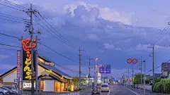 夏天的微风和晚霞是顶级的浪漫。 摄影师@MoLana  ​​​  日系街景 ipad壁纸