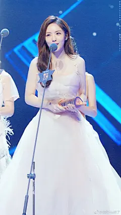 #蔡文静##蔡文静0103生日快乐#

仙女静静
@蔡文静 

星光大赏‖微调壁纸6p/戳原图/禁一切 ​​​​