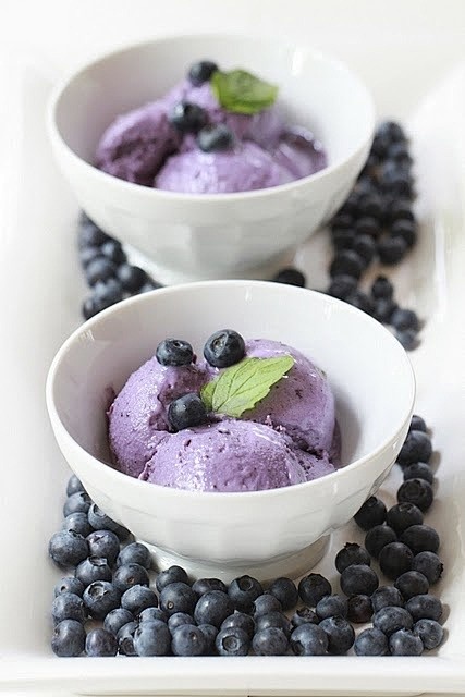 蓝莓的柠檬冰淇淋。应该很棒