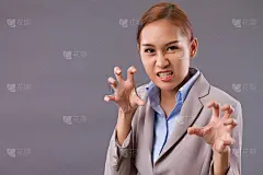 咄咄逼人的愤怒的亚洲女商人;自信的亚洲职业女老板心情不好，压力大，受挫，愤怒，问题;东南亚年轻成年女