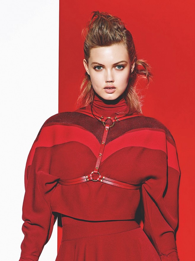 土耳其版《Vogue》八月刊红色时尚大片...