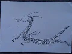 作业点评-熊亮艺术课 睦恬
单独看你这条龙，还是很可爱的~  第一眼尤其注意到他的眼神，炯炯有神，显得活灵活现，很生动。我在想象，八成你平常也像这只龙一样喜欢骨碌碌的转眼睛吧？嘿嘿，可爱调皮~
第二点比较突出的地方在于鳞片，很一丝不苟的画出来了，排列的很有秩序感。不过是不是可以留意一下原作中，背部和肚子上的鳞片区别呢？是不是会变小？变稀疏？ 这虽然是一点小细节，不过处理好了就会带来身体位置的「立体感」，我们看到的龙就显得腰身圆圆的，而不只是平平的在纸面上了。