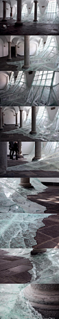 [【艺术创意】冲击—粉碎—倾泻—定格] 这是法国艺术家Baptiste Debombourg新作品让人联想起的一系列词语。Baptiste Debombourg用玻璃波浪呈现出这一扣人心弦的瞬间。动与静在这个空间里饱含张力却诡异地融为一体，让人浮想联翩。
