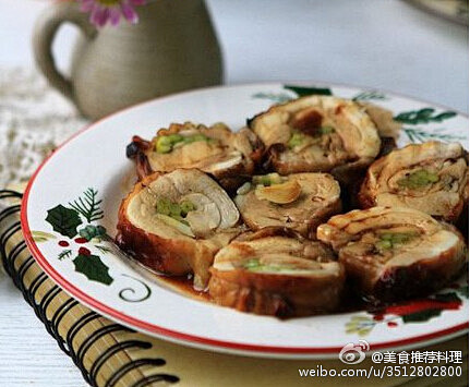 【蒜苔鸡腿卷】1.鸡腿洗好，用厨房剪刀去...
