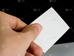 手上拿着的空白名片