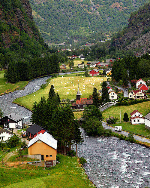 Flåm, Norway

(Sourc...