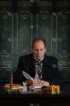 维多利亚时代的守财奴在账本上记录他的钱