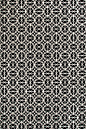 格雷格·纳塔莱 (Greg Natale) 的 Emilio 黑白图案 Axminster 地毯的俯视图
