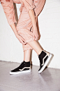 Free People SK8-Hi Reissue植鞣运动鞋 : SK8-Hi Reissue植鞣运动鞋 | 极具动感风情的Vans Sk8-Hi运动鞋，配植鞣绒面革和帆布鞋面。 

* 经典系带设计  
* 牢固的特色橡胶华夫格鞋底，穿着极其舒适。   
* 尺码选择提示：本款为男女通用尺码，男士尺码为4.5，女士尺码为6。
