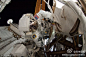 【国际空间站宇航员太空行走中玩自拍】国际空间站的宇航员进行自四月份以来美国的第一次太空行走。在此次在线直播的三个小时太空行走中，宇航员亚历山大·格斯特还不忘抽出时间自拍，他使用数码相机拍摄他的头盔面罩，通过面罩的反光可以看到太阳和空间站的一部分。http://t.cn/R77Qand