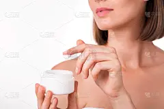 年轻女子拿着霜