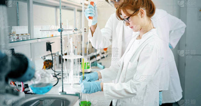 化学专业的年轻学生在实验室一起工作