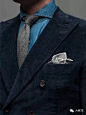 HE CUTAWAY COLLAR 一字领

特点：两个领尖间的夹角很大，领带结的样式是明显的“套锁结”。
建议：适合潮人、演讲者、穿意式西装、宅脸男士穿着。
