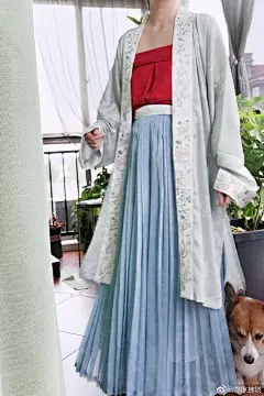 衣：@春山集Bambolotta 阶前绿杂宝纹
裙：@朝辞帝城p 孤烟
抹胸：@今天你一身荔气了吗 石榴红
腿部挂件：大不列颠国威尔士矮脚土狗 ​​​​