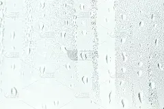 水滴在玻璃上