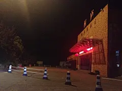 桐庐服务区。夜深人静，看着有点诡异。在这里上厕所买饮料又马不停蹄地出发了。,sesetoutou