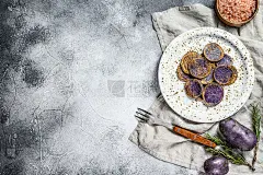 用粉盐炸紫薯。灰色的背景。前视图。空间的文本