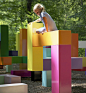 #儿童游戏场地# 诺特拉斯分享——这个设计是以18种颜色104片装好的10.510.5米宽的模型打造的，即使有些部分完全不符合重力定律，像悬挂在地面一样，整个结构实际上基于一个27.527.5110厘米宽的长方体，且设计在不断地重复这种形状，这种简单的设计理念使整个五颜六色的模型看起来更像是一个几何谜