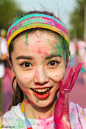 彩色跑大长腿美女玩出彩 : “2015彩色跑”北京站开跑，其中一支由几位大长腿美女组成的“麻豆跑团”颇吸引人注目