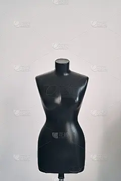 黑色女性人体模型的服装在白色的背景_5114778829