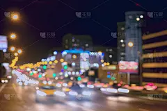 城市街道夜间交通用散景灯。模糊的汽车与明亮的刹车灯，城市街灯和速度。抽象明亮模糊背景
