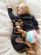可爱宝宝和宠物温馨睡姿摄影