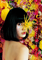 [平面廣告]蜷川實花X尾形真理子＿一語切中少女的心聲 » ㄇㄞˋ點子 : 繽紛、飽和、鮮豔是蜷川實花影像中的相當強烈且直接的風格表現。每張影像的視覺張力都有如她的名字「花」般一樣，奮力綻放著。